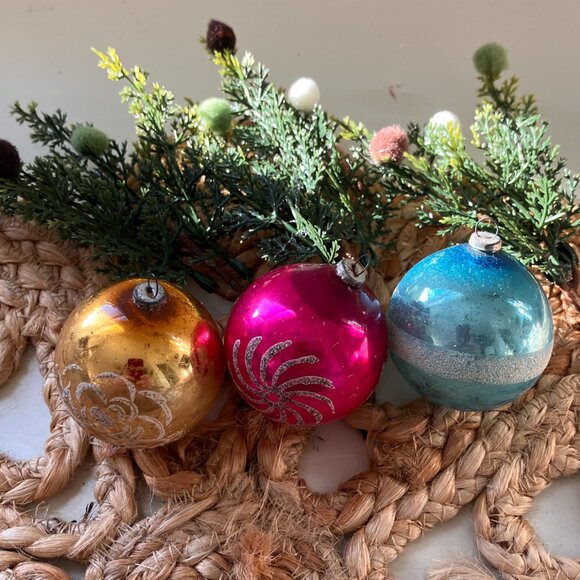 Vintage Christmas Decor - Set of 3 Polka Dot Pots with Trees and Ornament - Picture 5 of 11